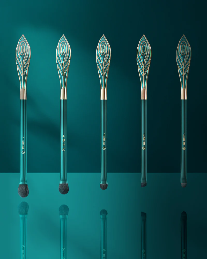 Soft Blooming Feather Touch Precision Eye Brush - Image 3