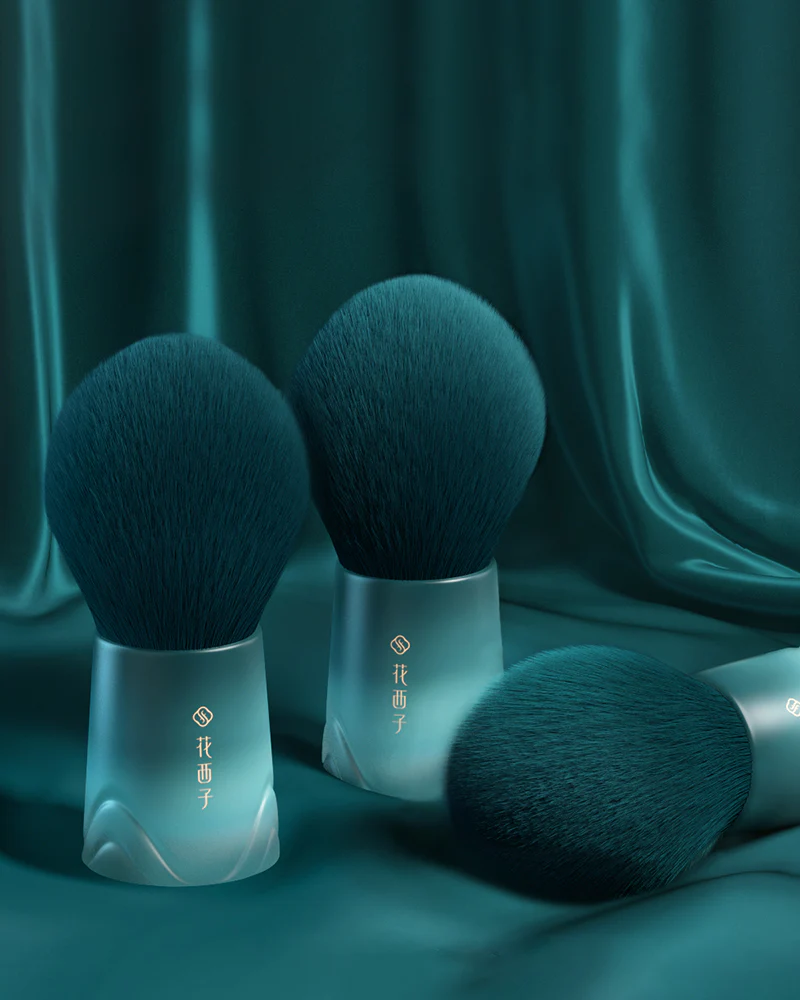 Soft Blooming On-the-Go Powder Brush - Image 3