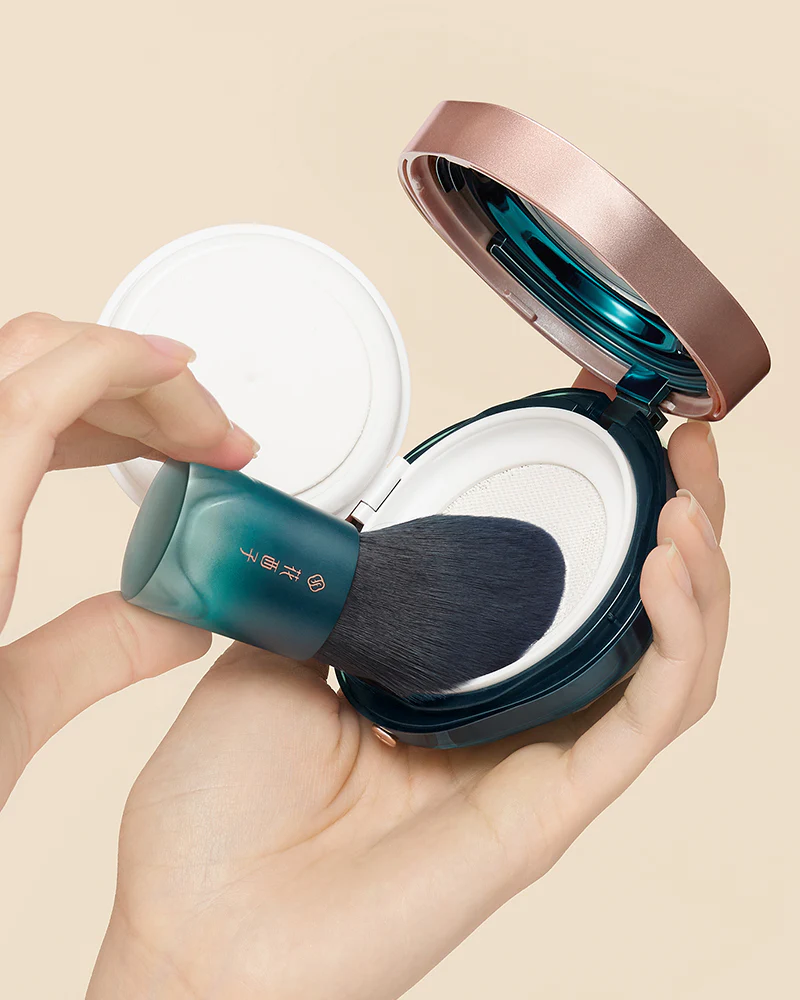 Soft Blooming On-the-Go Powder Brush - Image 4